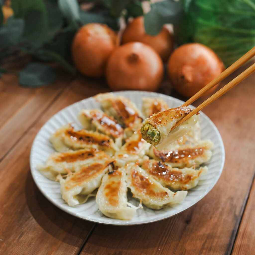 2024年9月4日カレー生餃子発売_生餃子焼きイメージ