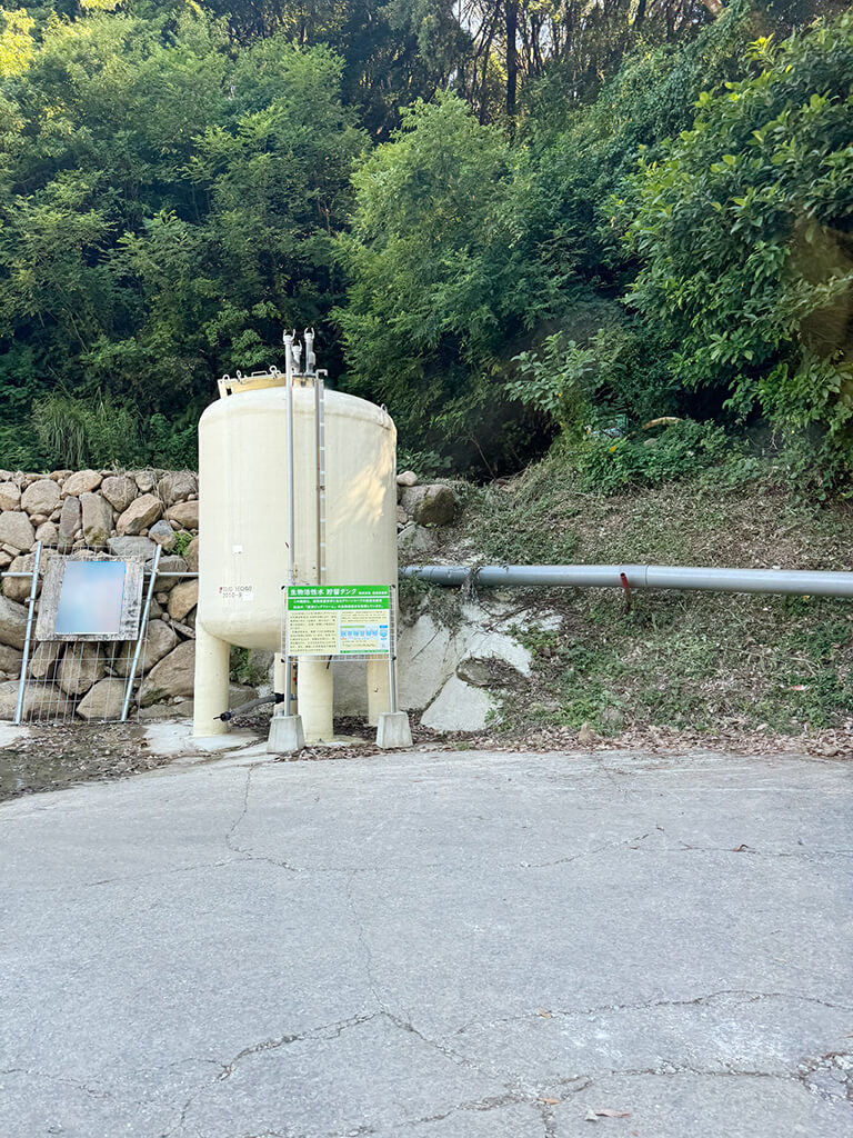 会社の敷地内の一角にBM生物活性水の貯留タンクがありました